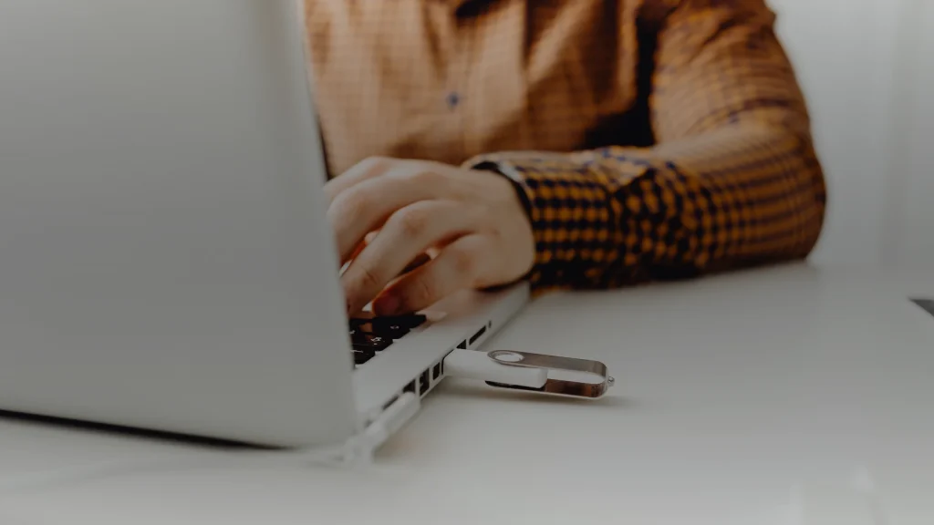 Clé USB branchée sur un ordinateur portable pendant la saisie