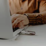 Clé USB branchée sur un ordinateur portable pendant la saisie