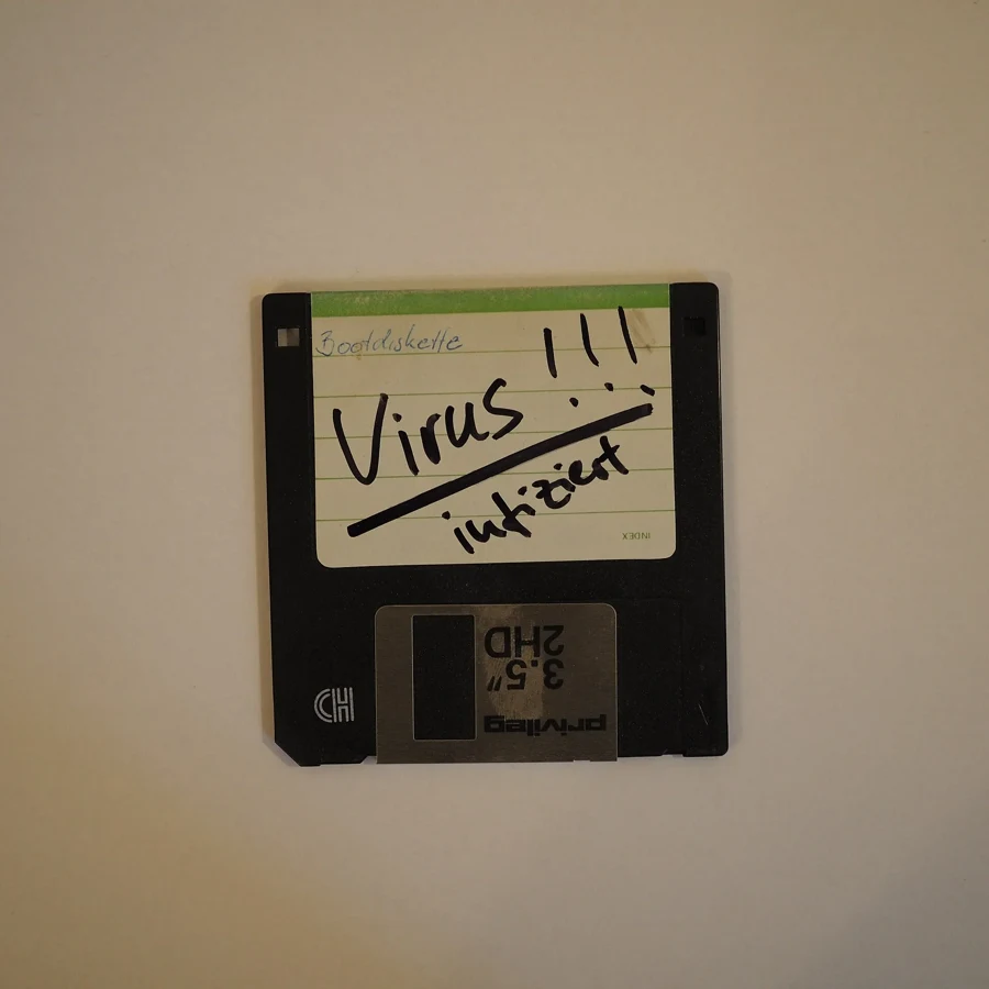 Disquette de démarrage 3,5 pouces étiquetée à la main Virus infiziert