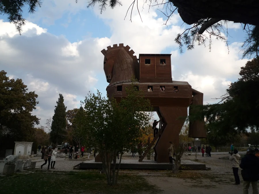 Réplique en bois du cheval de Troie sur le site archéologique de Troie