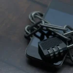 Téléphone entouré d'une chaîne et d'un cadenas à code