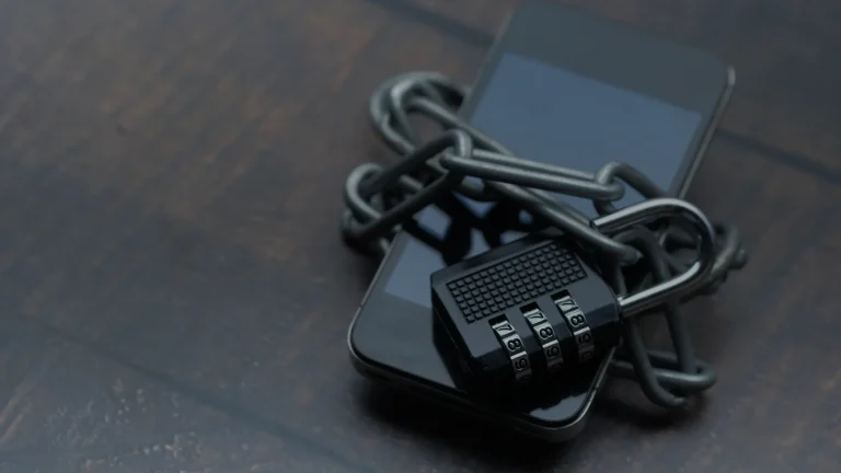 Téléphone entouré d'une chaîne et d'un cadenas à code