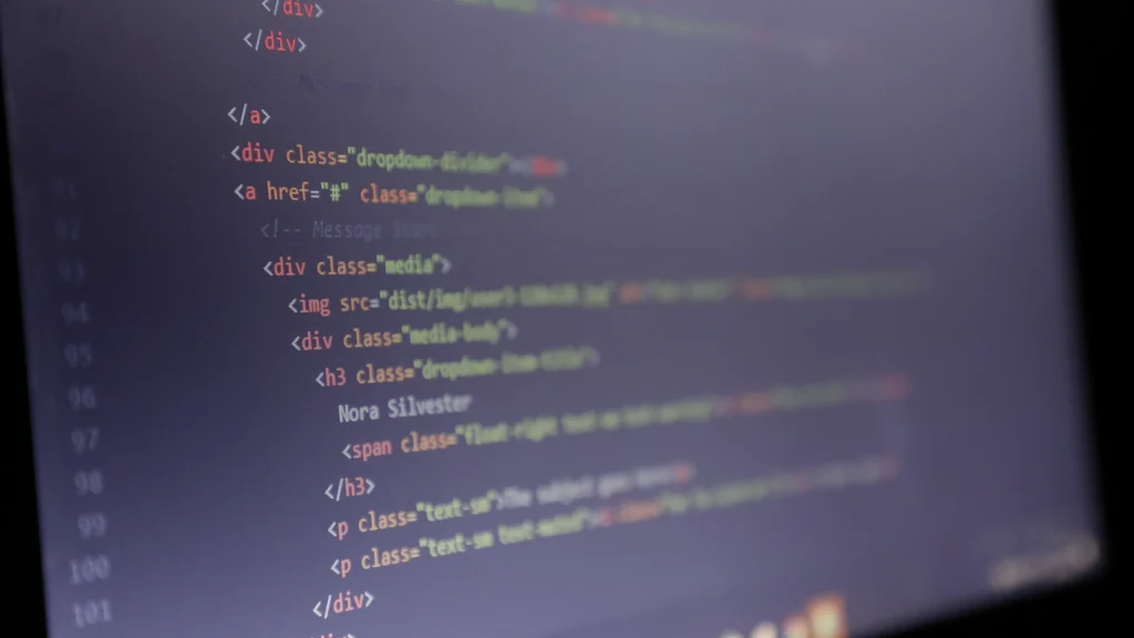 Code HTML d'un site affiché sur un écran
