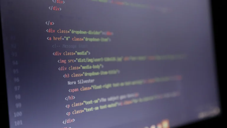 Code HTML d'un site affiché sur un écran