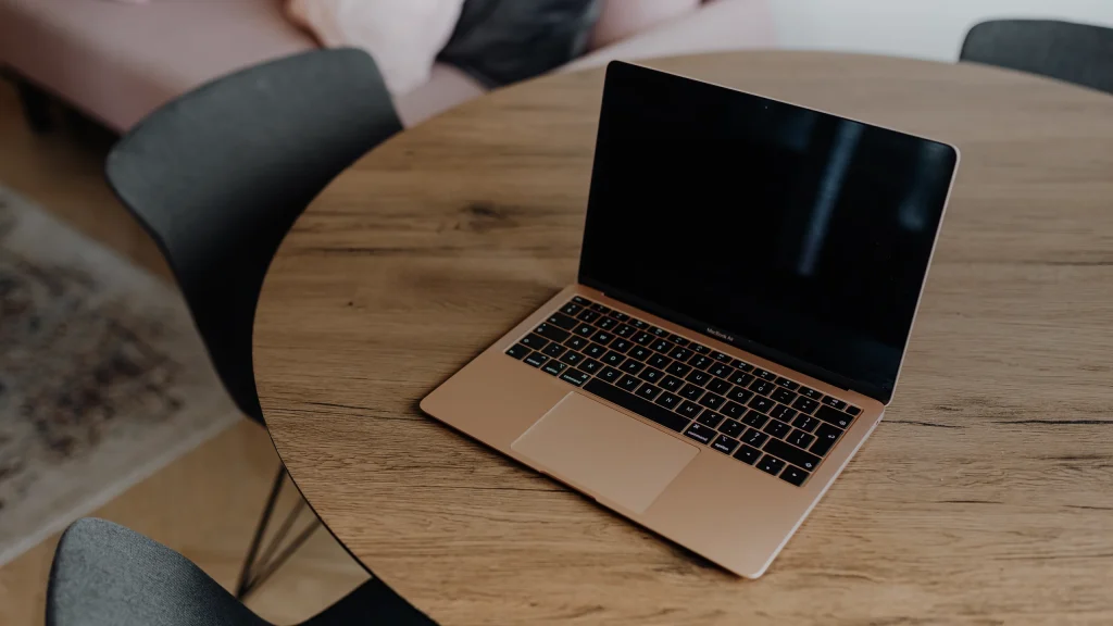 MacBook posé sur une table ronde en bois