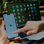 Consulter son application bancaire avant de répondre à un message