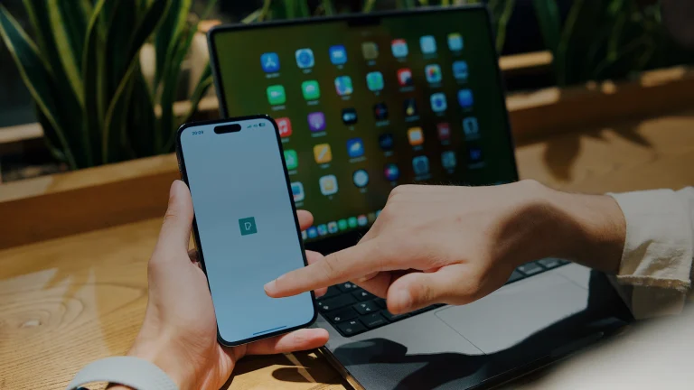 Consulter son application bancaire avant de répondre à un message