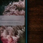 Alerte de sécurité bancaire reçue par SMS sur un smartphone
