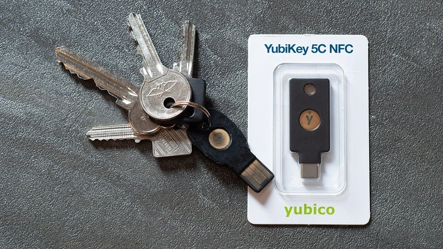 Une YubiKey 5C NFC dans son emballage à côté d'un porte-clés