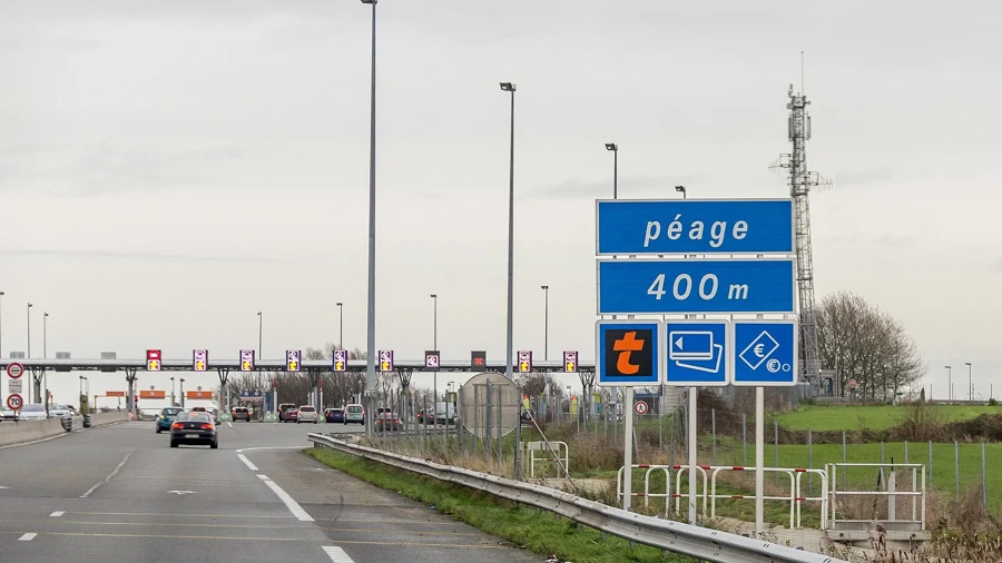 Panneau de péage 400 mètres au-dessus d'une barrière de péage sur une autoroute française